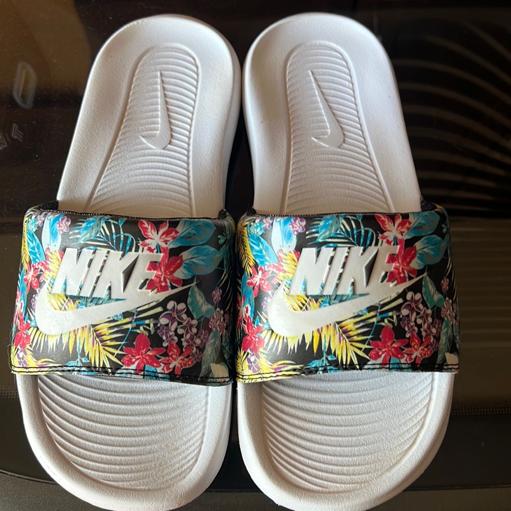 Women’s Nike floral flip flop sandal Size 6